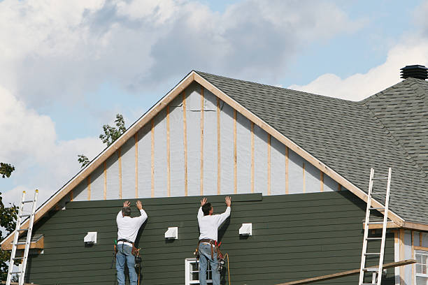 Professional Siding technician working in Eldorado, IL